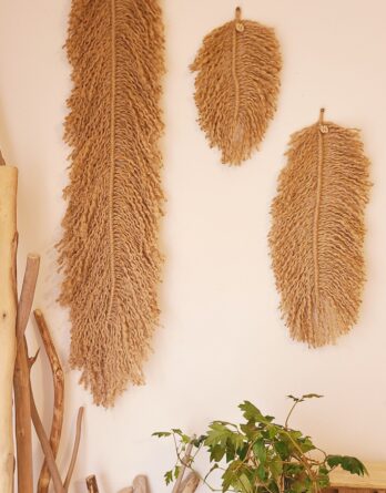 plume murale artisanale en ficelle de jute