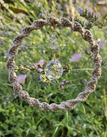 Infini solaire - Attrape-soleil en macramé et cristal