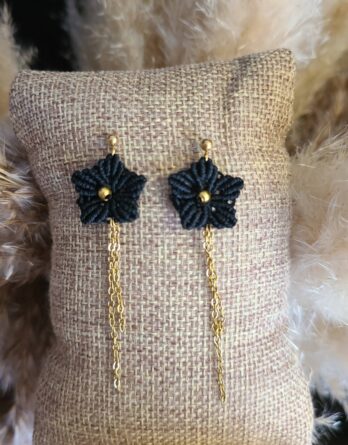 Boucles d'oreilles Fleur - plaqué or sur acier chirurgical et micromacramé